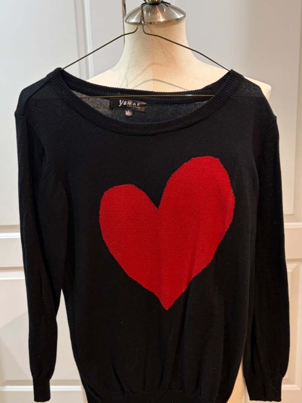 Yemak Black Sweater with Red Heart Women’s Large Lightweight Knit Pullover